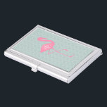 モノグラムのピンクのフラミンゴ クローバー 名刺入れ<br><div class="desc">真新しいクローバーの背景上のピンクのフラミンゴのイラストレーションを特色にするギフト。 フラミンゴの体の円の中のあなたのモノグラムと個人化して下さい。</div>