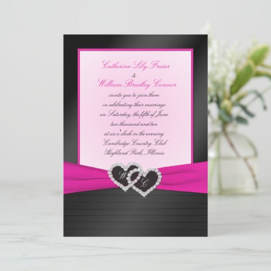 モノグラムのピンクの招待の黒くフェイクなサテンのプリーツ 招待状 (スタンド正面)