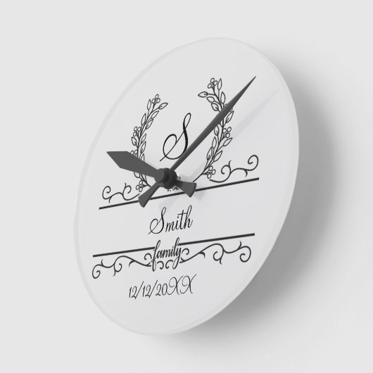モノグラムのファミパーソナライズされたリ名スクリ葉プトの ラウンド壁時計 (傾斜)