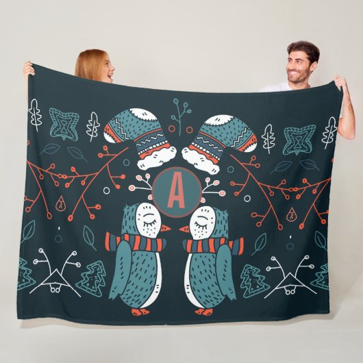 モノグラムのフォークアートクリスマスブルーレッドフールズツリー フリースブランケット (インサイチュ)