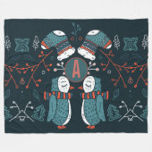 モノグラムのフォークアートクリスマスブルーレッドフールズツリー フリースブランケット (正面(横))