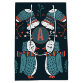 モノグラムのフォークアートクリスマスブルーレッドフールズツリー ミディアムペーパーバッグ (裏面)