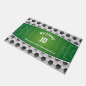 モノグラムのフットボールのサッカー競技場の球のスポーツの緑 ドアマット (アングル)