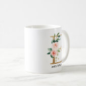 モノグラムのマグ、花のモノグラムEのカスタムなギフト、金ゴールド コーヒーマグカップ (正面右)