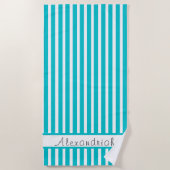 モノグラムのモダンティール（緑がかった色）ブルー白ストライプ ビーチタオル (正面)