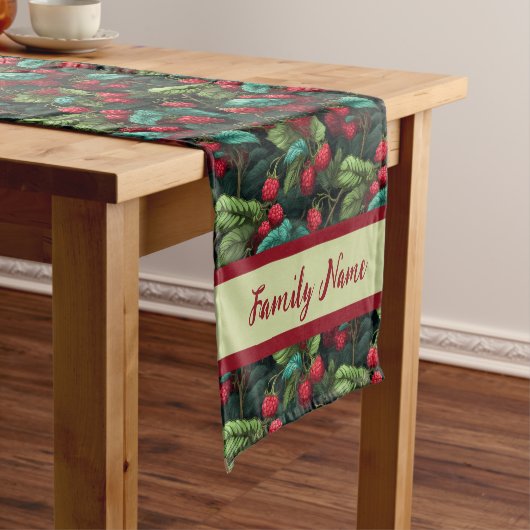 モノグラムのラズベリーパターン ショートテーブルランナー (インサイチュ)