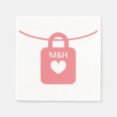 モノグラムのラブロック付きの紙のウェディングナプキン スタンダードカクテルナプキン (正面)