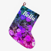 モノグラムの一流のガーリーな紫色のピンクの花の花 ラージクリスマスストッキング (正面 (吊り時))