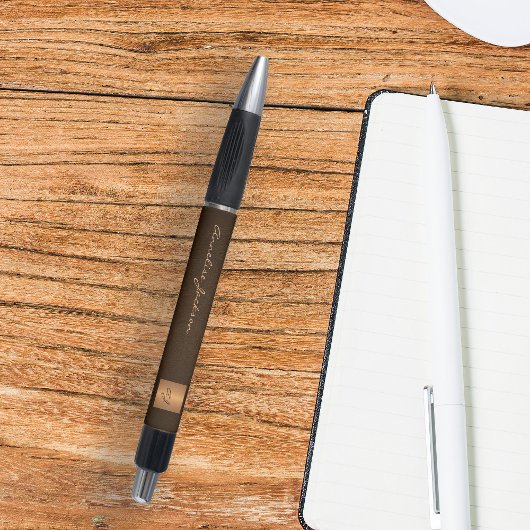 モノグラムの入ったゴールドのエレガントな名前のスクリプト ボールペン