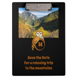 モノグラムの卵の写真に巣を作る愛らしい英国フクロウ クリップボード