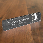 モノグラムの手紙Kの黒板の名札 デスクネームプレート (側面)