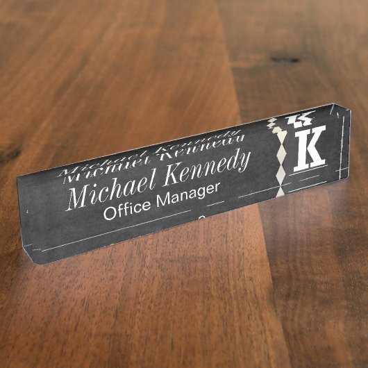 モノグラムの手紙Kの黒板の名札 デスクネームプレート (側面)