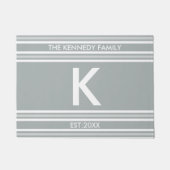 モノグラムの最初の姓の灰色白のストライプ ドアマット (正面)