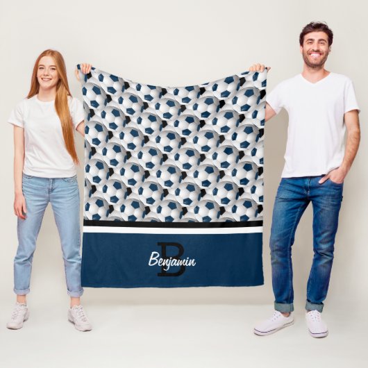 モノグラムの濃紺の黒いサッカーボールパターン フリースブランケット (インサイチュ)