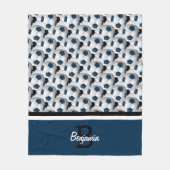 モノグラムの濃紺の黒いサッカーボールパターン フリースブランケット (正面)