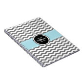 モノグラムの灰色のシェブロンの螺線形ノート ノートブック (右側)