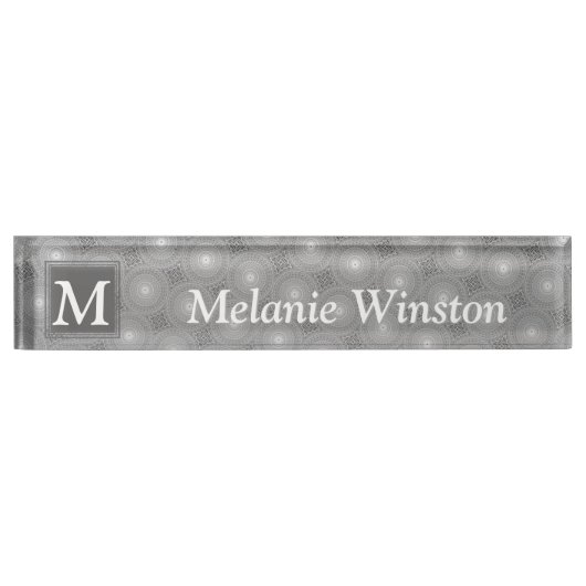 モノグラムの灰色の円パターン デスクネームプレート (正面)