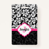 モノグラムの白黒&ピンクダマスク バッジ (裏面)