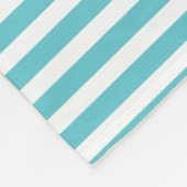 モノグラムの総括的なティール（緑がかった色）の白のストライプおよび濃紺 フリースブランケット (角)