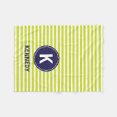 モノグラムの総括的なライムグリーンのストライプおよび濃紺 フリースブランケット (正面(横))