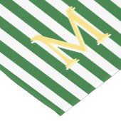 モノグラムの緑および白くストライプのなテーブルのランナー ショートテーブルランナー (コーナー)