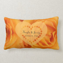 モノグラムの美しいオレンジ雑種の茶バラのハート