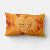 モノグラムの美しいオレンジ雑種の茶バラのハート ランバークッション (裏面)