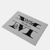 モノグラムの花形の文字Mと名前の書式 ドアマット (アングル)