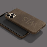 モノグラムの茶フェイク色の革男らし調 iPhone 15ケース<br><div class="desc">ヴィンテージレザー探し(プリン実在ト、テクスチャではないエレガント)ダークブラウンiPhoneケー男らしスと3文字のモノグラムカスタム。</div>