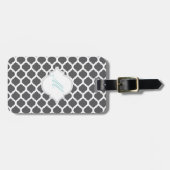 モノグラムの荷物のラベルが付いている灰色のモロッコパターン ラゲッジタグ (正面横)