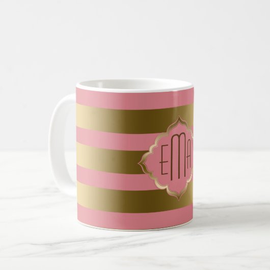 モノグラムの金ゴールドストライプとピンクの幾何学的パターン コーヒーマグカップ (正面左)