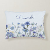 モノグラムの青い水彩のワイルドフラワーのベビー用品 アクセントクッション (正面)