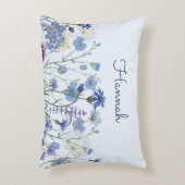 モノグラムの青い水彩のワイルドフラワーのベビー用品 アクセントクッション (正面(垂直))
