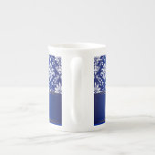 モノグラムの青および白いダマスク織 ボーンチャイナマグカップ (裏面)