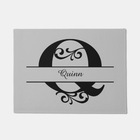 モノグラムの飾り文字Q （名前付き） ドアマット (正面)