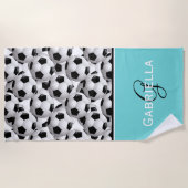 モノグラムの黒いサッカーボールパターン ビーチタオル (正面)