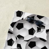 モノグラムの黒いサッカーボールパターン ビーチタオル (インサイチュ)