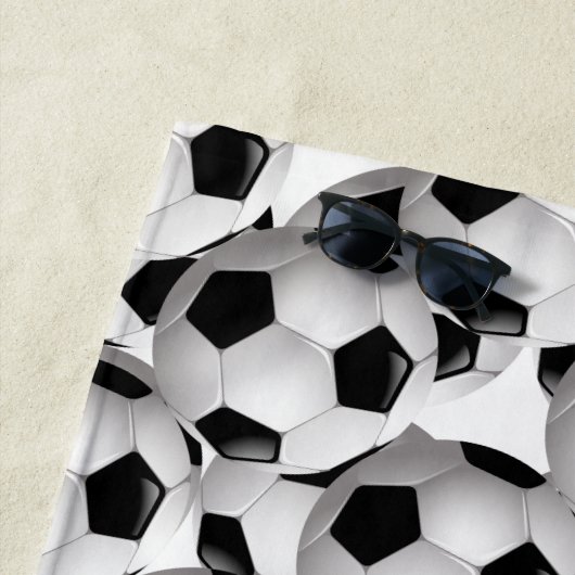 モノグラムの黒いサッカーボールパターン ビーチタオル (インサイチュ)