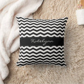 モノグラムの黒いシェブロンのジグザグ形のプリントの枕 クッション (ブランケット)