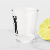 モノグラムの黒いシルエットのゴルファーのモノグラム ショットグラス (右)