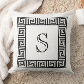 モノグラムの黒く及び白いギリシャ人の鍵の装飾用クッション クッション (ブランケット)