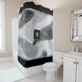 モノグラムの黒と灰色の羽毛パターン シャワーカーテン (インサイチュ)