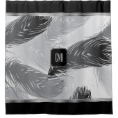 モノグラムの黒と灰色の羽毛パターン シャワーカーテン (正面)