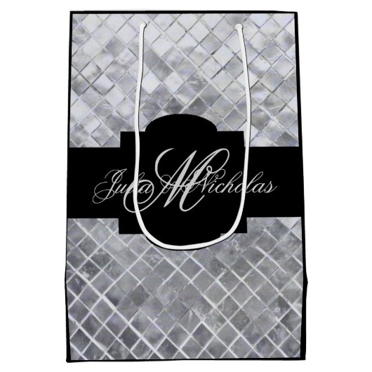 モノグラムの黒及び銀の第25記念日 ミディアムペーパーバッグ (裏面)