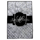 モノグラムの黒及び銀第25記念日のギフトバッグ ミディアムペーパーバッグ (裏面)