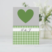 モノグラムのRSVPカードを結婚する緑の格子縞のハート 出欠カード (スタンド正面)