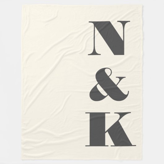 モノグラムはっきりしたモダンイニシャルブラッククリーム新着 フリースブランケット (正面)