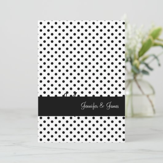 モノグラムは白黒の結婚式招待状を示します 招待状 (スタンド正面)