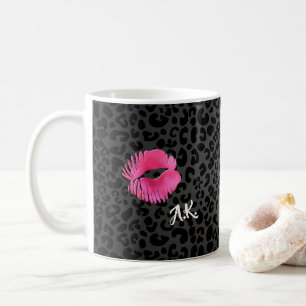 モノグラムを持つショッキングピンクのLipglossのキスの黒のヒョウ コーヒーマグカップ