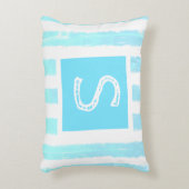 モノグラムアイスブルーホワイトウォーター色ストライプの アクセントクッション (正面(垂直))